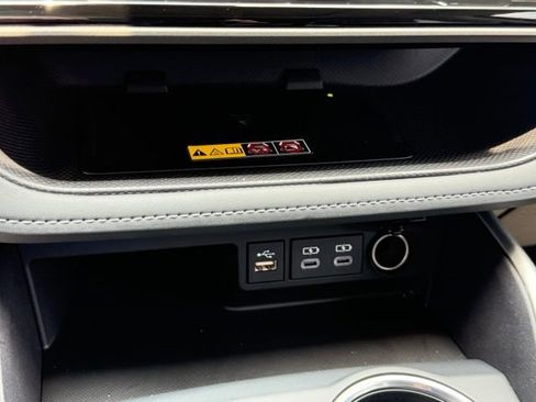 Used 2025 Toyota Highlander XLE FWD image 25