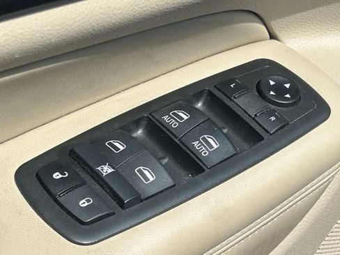 Used 2021 Jeep Grand Cherokee Laredo AWD/4WD image 28