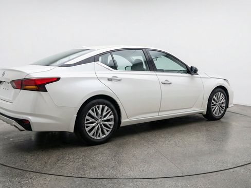 Used 2025 Nissan Altima 2.5 SV FWD image 9