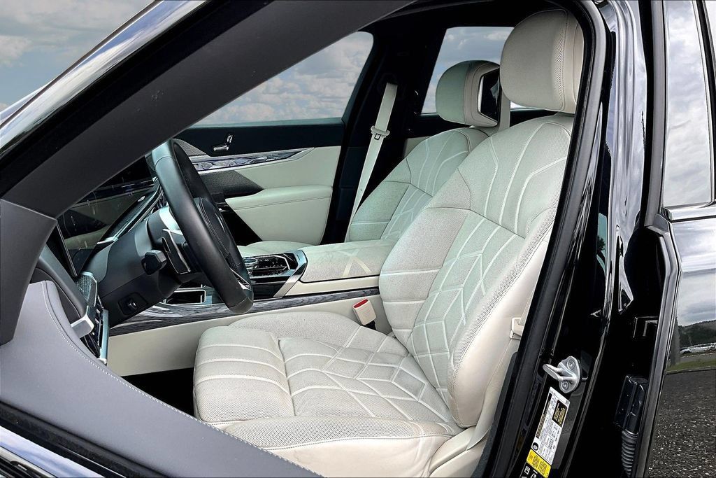 Used 2023 BMW 760i xDrive w/ Executive Package AWD/4WD image 21
