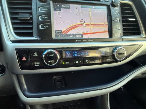 Used 2019 Toyota Highlander XLE FWD image 35