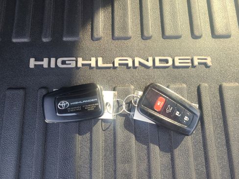 Used 2023 Toyota Highlander XLE image 32