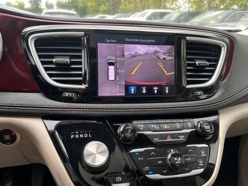 Used 2019 Chrysler Pacifica Limited w/ Tire & Wheel Group FWD image 30