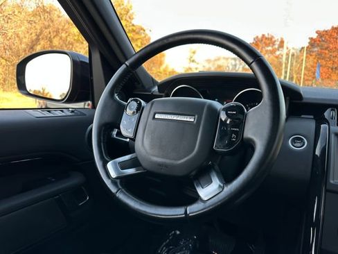 Used 2019 Land Rover Discovery SE image 20