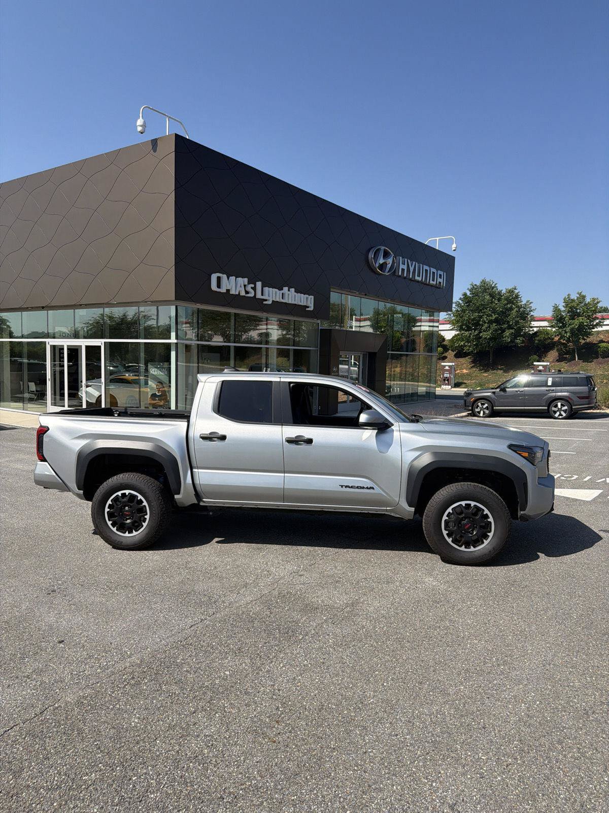 Used 2024 Toyota Tacoma TRD Off-Road AWD/4WD image 10