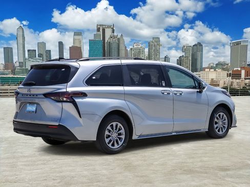 Used 2023 Toyota Sienna XLE w/ XLE Plus Package FWD image 4