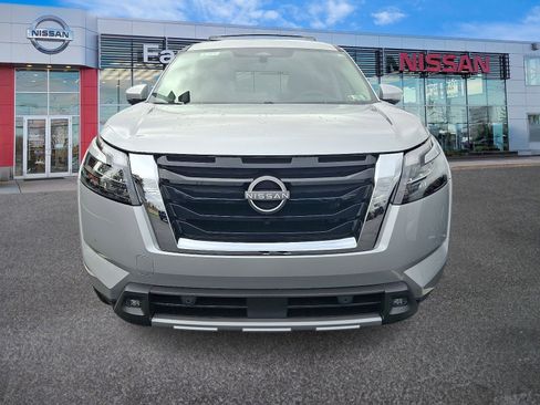 New 2025 Nissan Pathfinder SL image 2