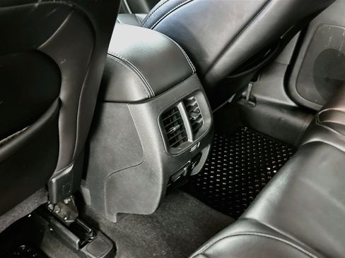 Used 2019 Jeep Cherokee Latitude Plus w/ Comfort/Convenience Group AWD/4WD image 28