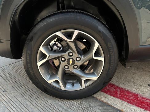 Used 2025 Chevrolet Trax LT w/ LT Convenience Package FWD image 9