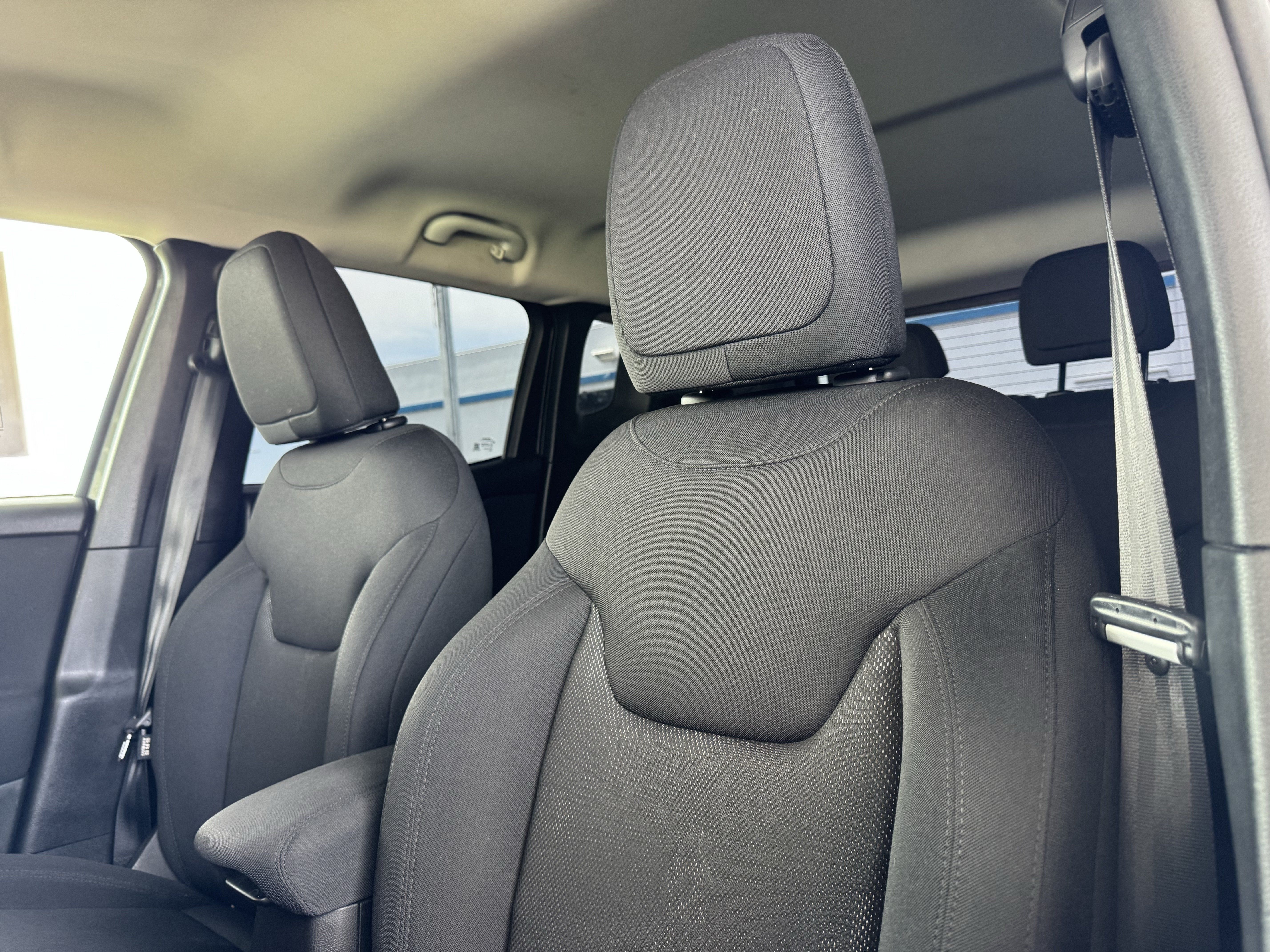 Used 2017 Jeep Renegade Latitude AWD/4WD image 13