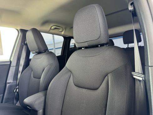Used 2017 Jeep Renegade Latitude AWD/4WD image 13