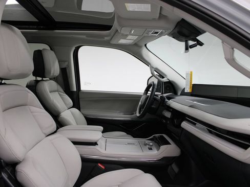 New 2026 Lincoln Navigator Reserve w/ Jet Appearance Package AWD/4WD image 30