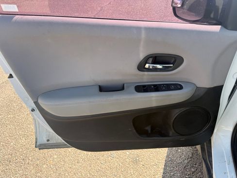 Used 2017 Honda HR-V LX image 13