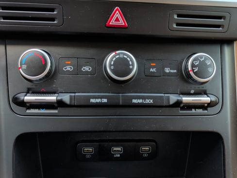 Used 2024 Kia Carnival LX FWD image 22