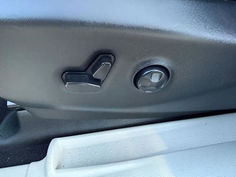 Used 2024 Chrysler Pacifica Touring-L FWD image 19