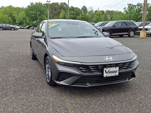 Used 2025 Hyundai Elantra Hybrid FWD image 3