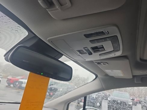 Used 2025 Toyota Sienna XLE image 28