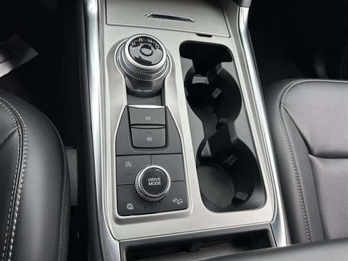Used 2024 Ford Explorer XLT w/ Equipment Group 202A image 21