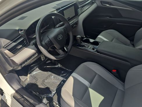 Used 2025 Toyota Camry SE image 17
