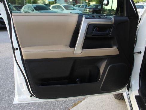 Used 2012 Toyota 4Runner SR5 w/ Convenience Pkg image 10