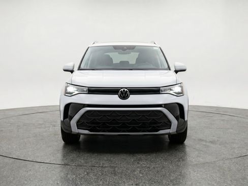 Used 2025 Volkswagen Taos SE FWD image 2