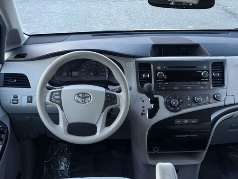 Used 2011 Toyota Sienna LE image 30