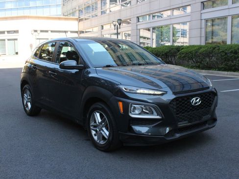 Used 2017 Hyundai Santa Fe Sport FWD image 1