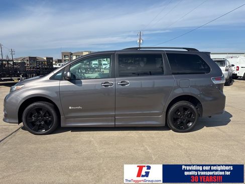 Used 2012 Toyota Sienna SE image 3