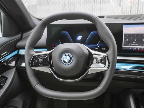 New 2026 BMW i5 eDrive40 w/ Premium Package image 12