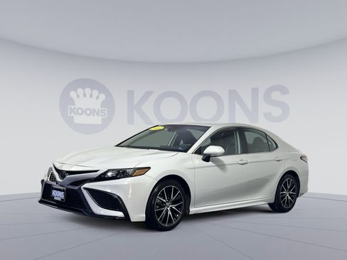 Used 2023 Toyota Camry SE image 1