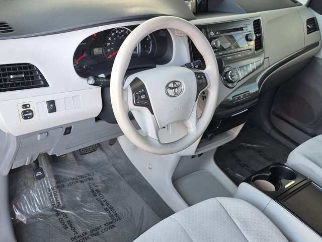 Used 2013 Toyota Sienna LE w/ Towing Pkg FWD image 17