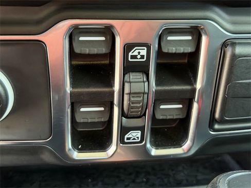 Used 2021 Jeep Gladiator Sport image 16