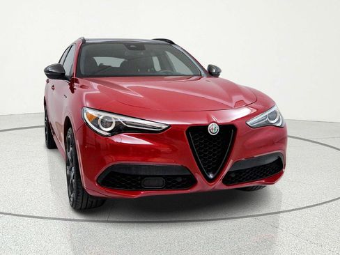 Used 2023 Alfa Romeo Stelvio Estrema image 2