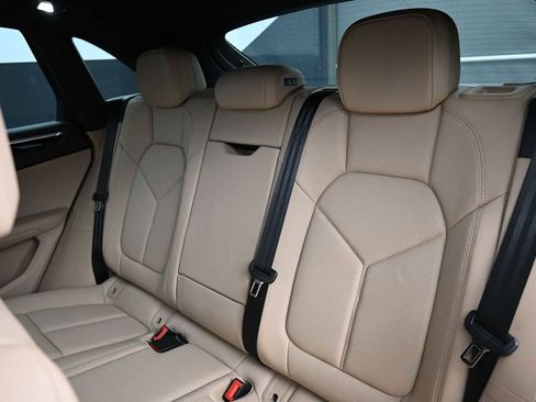 Certified 2025 Porsche Macan AWD/4WD image 17