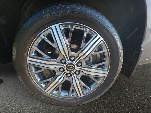 Used 2024 Toyota Sequoia Capstone AWD/4WD image 36