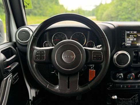 Used 2017 Jeep Wrangler Unlimited Sahara w/ Connectivity Group AWD/4WD image 15