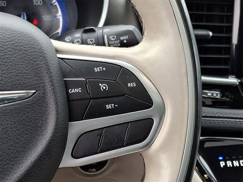 Used 2018 Chrysler Pacifica Limited image 23