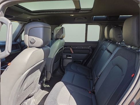 Used 2024 Land Rover Defender 110 X-Dynamic SE image 18