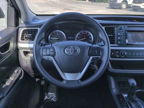 Used 2016 Toyota Highlander LE FWD image 18