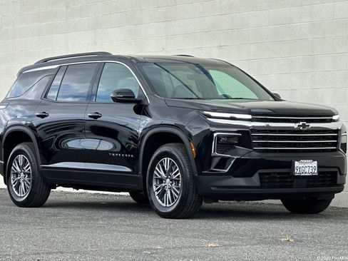 Used 2026 Chevrolet Traverse LT w/ Driver Confidence Package FWD image 1