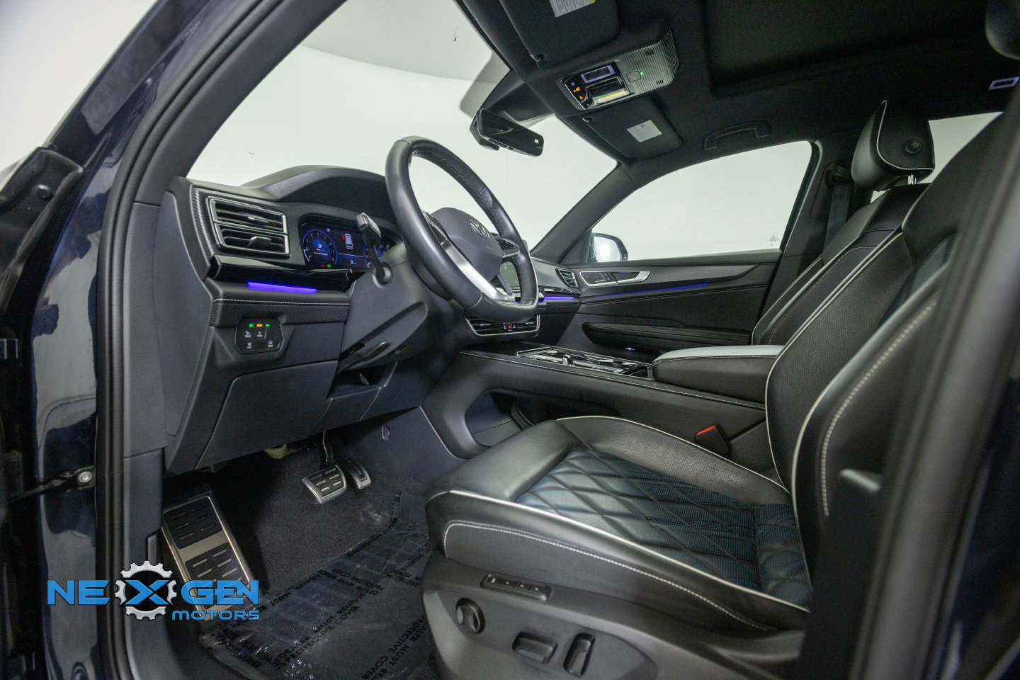 Used 2024 Volkswagen Atlas Cross Sport SEL Premium R-Line AWD/4WD image 11
