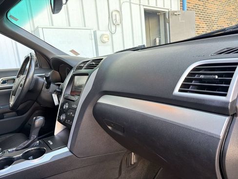 Used 2015 Ford Explorer XLT w/ Equipment Group 202B AWD/4WD image 29