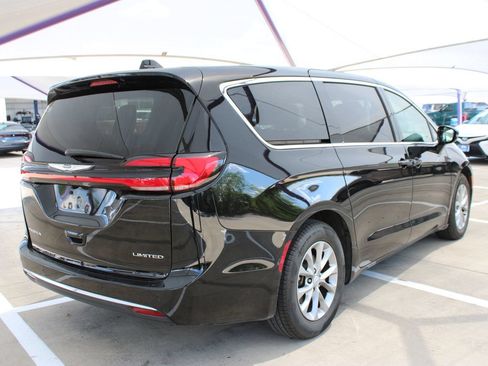 Used 2026 Chrysler Pacifica Limited FWD image 6