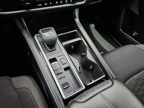 Used 2024 Nissan Pathfinder SV image 13