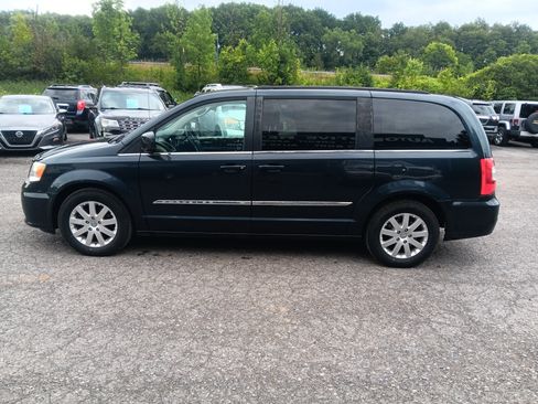 Used 2014 Chrysler Town & Country Touring FWD image 2
