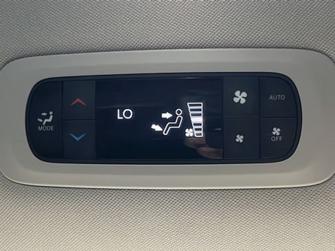 Used 2024 Chrysler Pacifica Touring-L FWD image 33