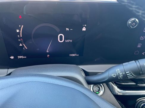 Used 2025 Buick Envista Sport Touring image 38