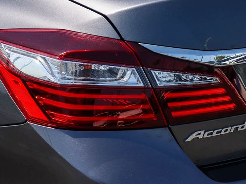 Used 2017 Honda Accord LX image 9