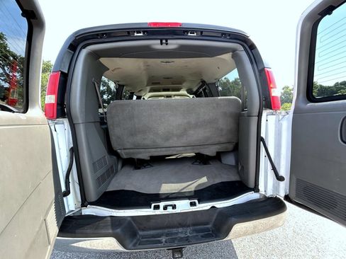 Used 2006 Chevrolet Express 3500 Passenger w/ LT Preferred Equipment Group RWD image 20