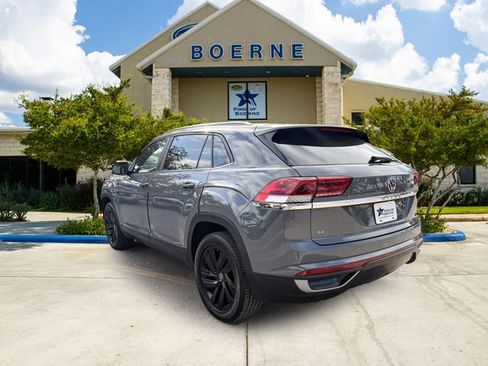 Used 2021 Volkswagen Atlas Cross Sport SE image 3